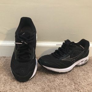 Mizuno Wave Runner running shoes